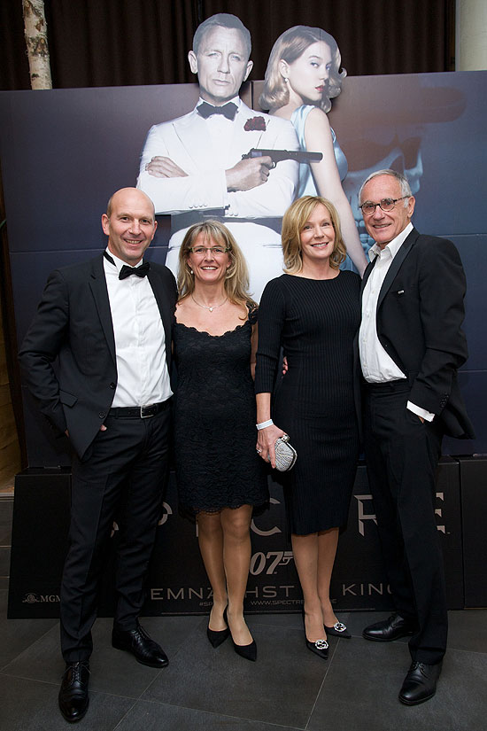 Wolfgang Oswald mit Ehefrau Regina, Dr. Ulrich Bez mit Ehefrau Martina ASTON MARTIN bei der Exklusiv-Preview des James Bond Kinofilms SPECTRE CinemaxX, München 04.11.2015 Foto: Christian Rudnik